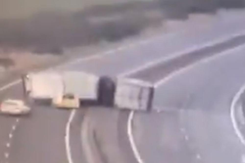 VETROVI OD 100 KM NA SAT PRAVILI HAOS U ŠKOTSKOJ: Kamion potpuno oduvan sa puta, drugi smrskao policijski auto