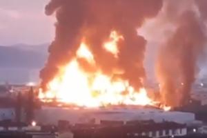 DRAMA U ŠPANIJI, GORI FABRIKA ZA RECIKLAŽU: Ne zna se ima li žrtava, požar gasi 30 vatrogasnih jedinica (VIDEO)
