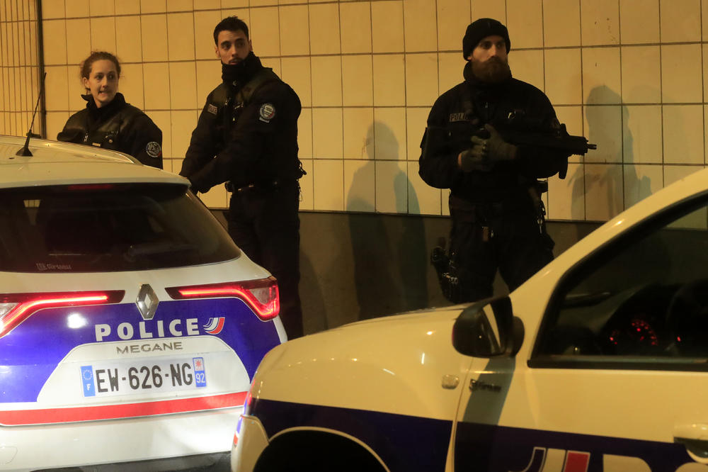 POLICIJA ISPALILA 7 METAKA U POMAHNITALOG MUŠKARCA U PARIZU: Mahao nožem i vikao UBIĆU VAS