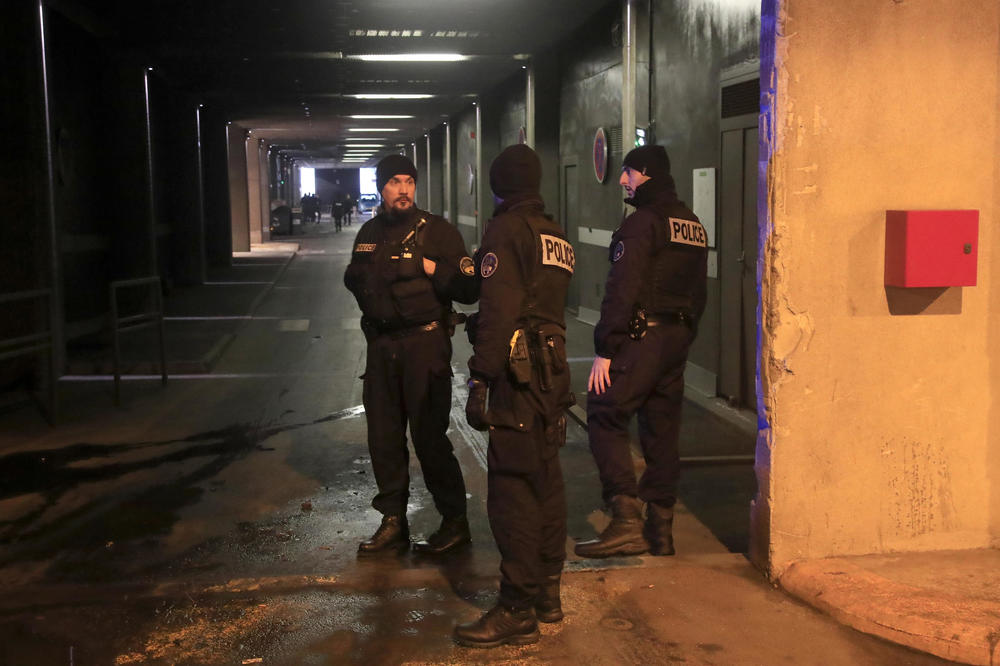 MUŠKARAC NAPAO POLICAJCE GVOZDENOM ŠIPKOM U PARIZU: Oni mu pucali u stomak