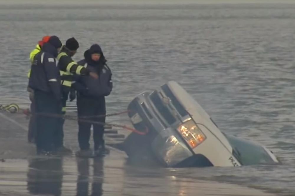 DRAMA U ČIKAGU: Kamion koji je prosipao so po putu završio u ledenom jezeru, dva radnika uspela da iskoče pre katastrofe