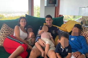 ŽIVOT U ZLATNOM KAVEZU: Komšinica do detalja otkrila kako žive Ronaldo i njegova porodica! Deci nije lako (VIDEO)