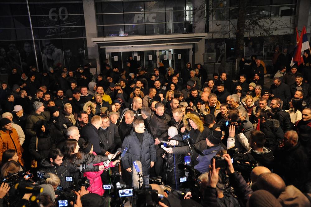 ZAVRŠENA BLOKADA RTS-A: Pristalice Saveza za Srbiju završile protest ispred javnog servisa
