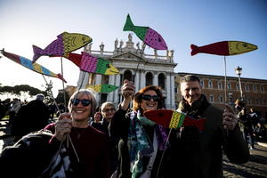 SARDINE MITINGUJU NA ULICAMA RIMA: Hiljade ljudi protestuje sa crtežima riba, a veze sa ekologijom nema (VIDEO)