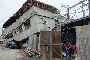 PETORO MRTVIH U ZEMLJOTRESU NA FILIPINIMA: Potres ostavio pustoš za sobom, spasioci tragaju za još 7 ljudi (VIDEO)