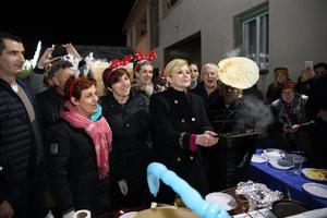 KOLINDA U ELEMENTU: U jeku kampanje pekla palačinke, pa se družila i sa Deda Mrazom (FOTO)