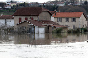 POPLAVE U FRANCUSKOJ UBILE DVOJE LJUDI: 70.000 domova bez struje, opšti kolaps (VIDEO)