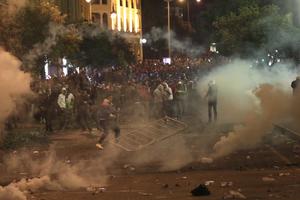 NASILJE NA ULICAMA BEJRUTA: Policija rasteruje demonstrante suzavcem i gumenim mecima! Na desetine ljudi je ranjeno!