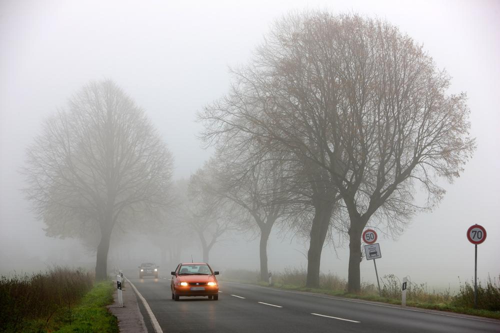STANJE NA PUTEVIMA: Slabiji saobraćaj, ponede magla i vlažni kolovozi, na Batrovcima čekanje sat vremena