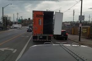 GDE SU TI RETROVIZORI, ČOVEČE? Vozio kamion sa otvorenim vratima, udario drugo vozilo, a reakcija vozača je šok! (VIDEO)