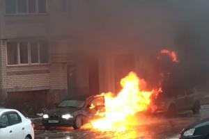 ZA DLAKU IZBEGAO SMRT! Vozač zaspao, auto se zapalio, jedva se probudio i izašao kroz plamen u zadnji čas! (VIDEO)
