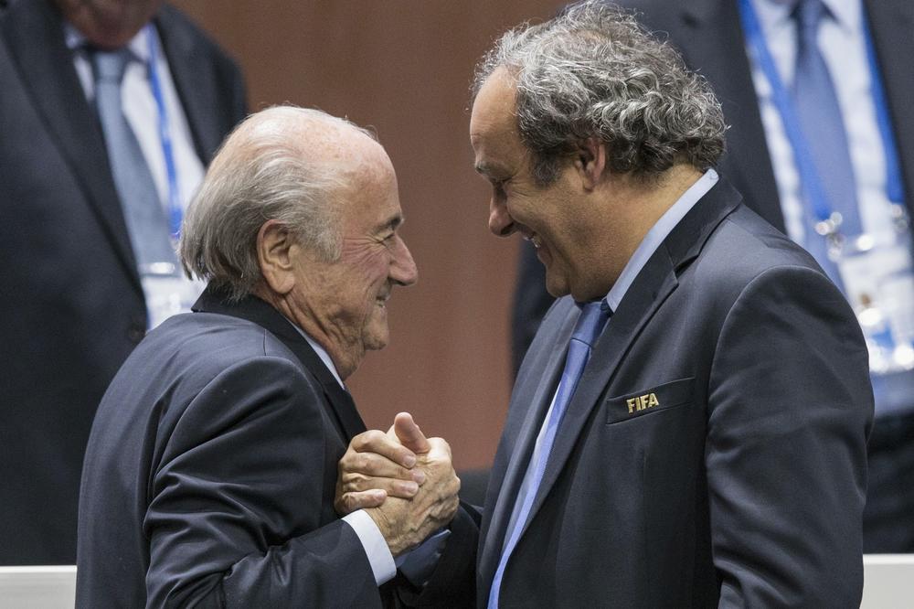ODOŠE NA SUD: FIFA traži da joj se vrate dva miliona švajcaraca koje je Blater dao Platiniju