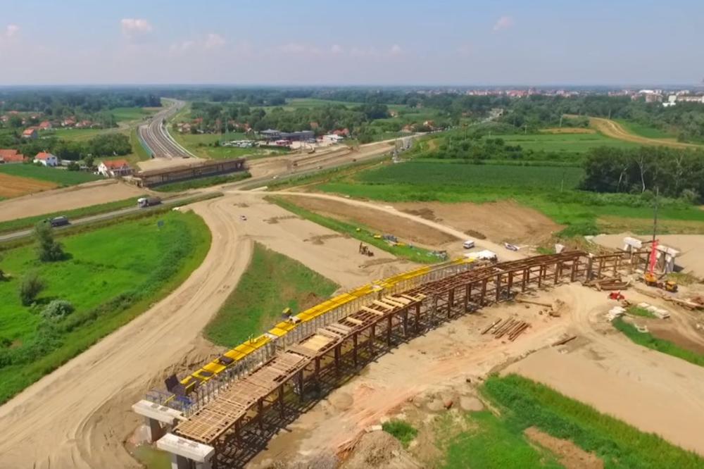 OVAKO SE GRADIO MOST SURČIN-OBRENOVAC! Vučić ponosno objavio snimak: Stići ćemo do 1.000 izgrađenih mostova VIDEO
