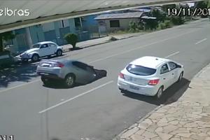 PROGUTALA GA ZEMLJA! Nasred puta se otvorila rupa, vozač nije primetio, pa upao u provaliju! (VIDEO)