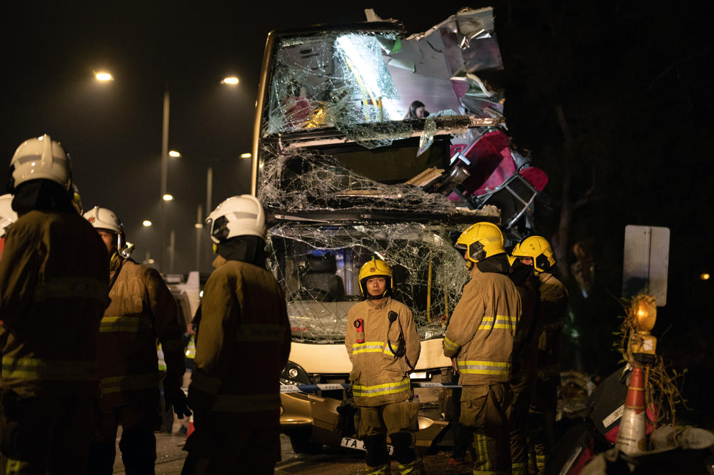 UŽASAN UDES, SMRSKAN AUTOBUS NA SPRAT: Poginulo šestoro nakon teške nesreće u Hongkongu