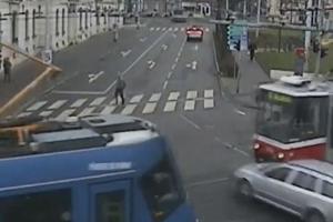 ČEH ŽURIO PA MU KOLA SPLJESKALA 2 TRAMVAJA: Vatrogasci bili u čudu, evo u kakvom stanju su ga izvukli (VIDEO)