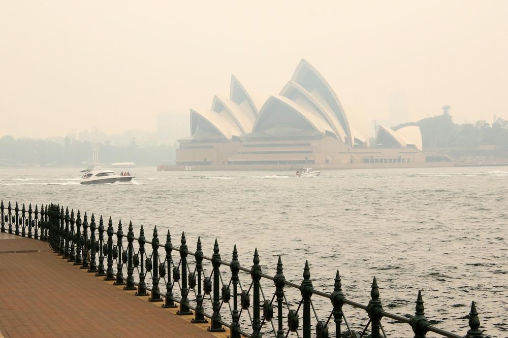 ZEMLJA GORI! VANREDNO STANJE U AUSTRALIJI: Izmereno rekordnih 41,9 stepeni, 100 požara i dalje besni (FOTO, VIDEO)