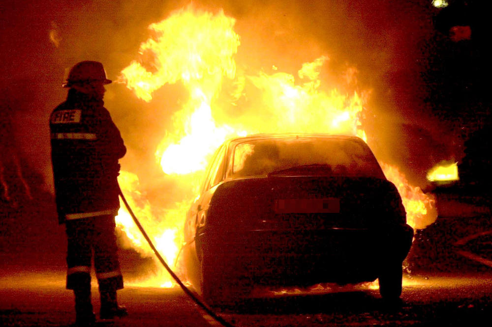 U ZAPALJENOM AUTOMOBILU PRONAĐEN LEŠ: Muškarac je pokušavao da ugasi požar na vozilu, vatrogasci otkrili JEZIV PRIZOR!