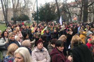 PROTESTI ZDRAVSTVENIH RADNIKA U SARAJEVU: Traži se veći koeficijent i povećanje cene radne satnice (FOTO)