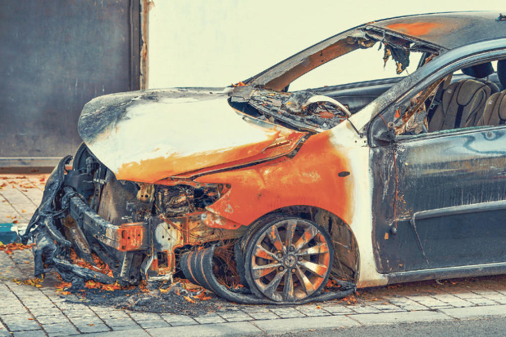 DRAMA U TC MERKATOR NA NOVOM BEOGRADU: Zapalio se automobil u garaži, vatra zahvatila prednji deo vozila