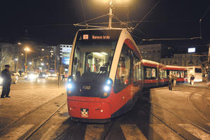 HIT SCENA ZABELEŽENA U TRAMVAJU NA LINIJI BROJ 7! Ljudi u neverici: Udarila vrućina pa je putnik rešio da izuje cipele! (FOTO)