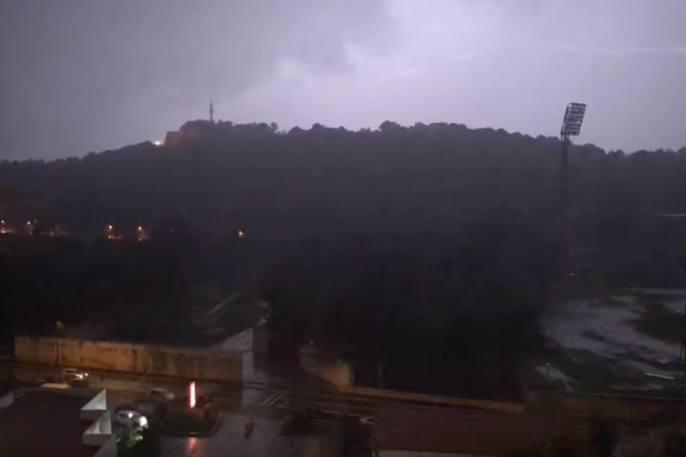 NEVREME HARALO HRVATSKIM PRIMORJEM: Kiša lila kao iz kabla, deo Dalmacije zasuo i grad (VIDEO)
