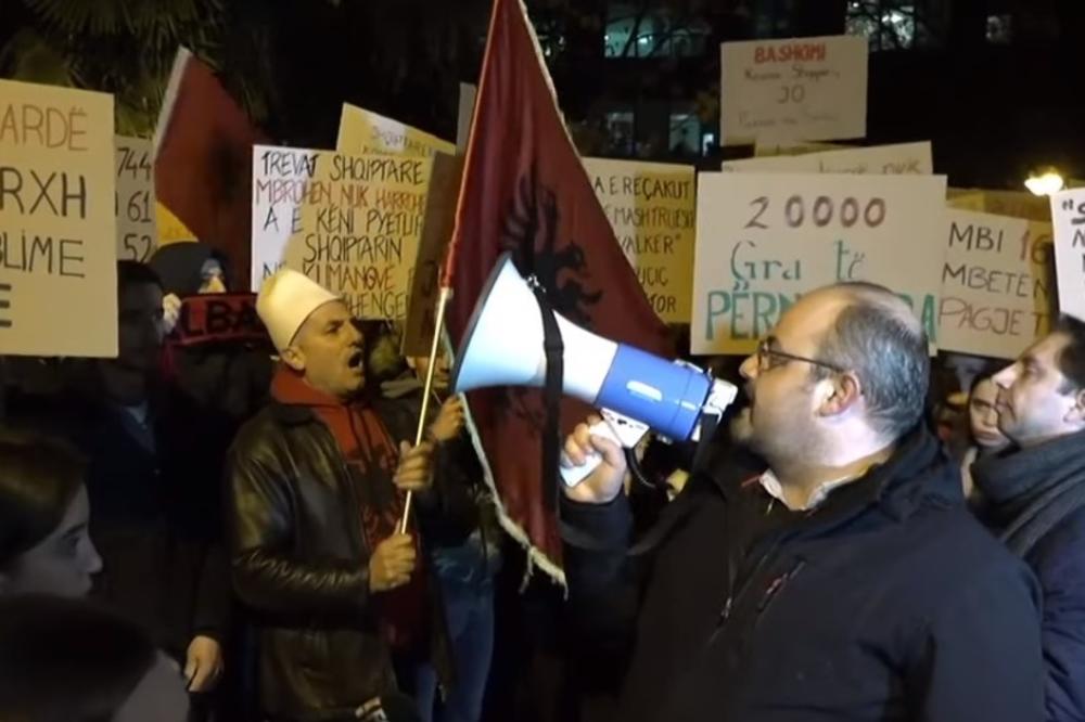 HAOS U TIRANI: Kurtijeve pristalice protestuju zbog učešća Aleksandra Vučića na trilateralnom sastanku sa Zaevim i Ramom