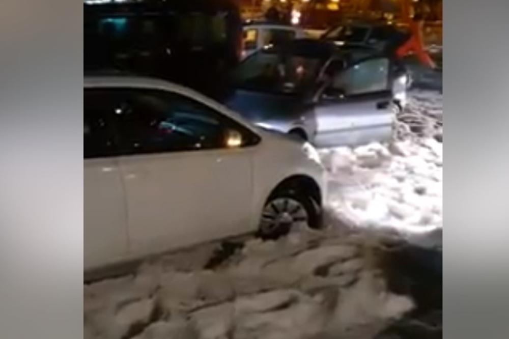 LEDENA APOKALIPSA U HRVATSKOJ: Pakoštane za pola sata gotovo zatrpao grad, građane spasavali vatrogasci (VIDEO)