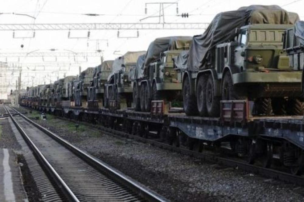 ZASTRAŠUJUĆI SNIMAK: Preti li NOVI SUKOB U EVROPI! Vozovi puni borbenih vozila idu na istok Ukrajine