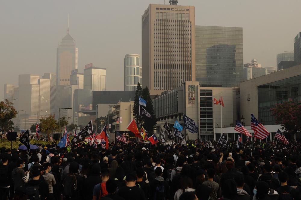 PONOVO IZBILI NEREDI U HONGKONGU: Policija upotrebila biber sprej protiv demonstranata!