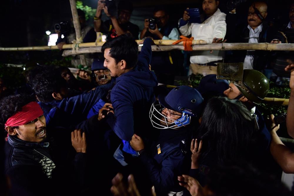 PUCNJAVA U NJU DELHIJU: Haos na protestu zbog novog zakona o državljanstvu! Muškarac otvorio vatru, ima ranjenih (VIDEO)