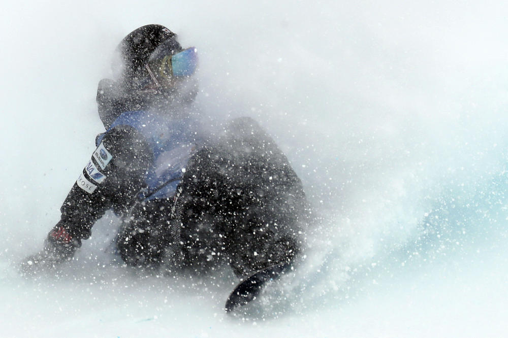 NEVREME ODLAŽE TRKE: Otkazan spust za skijašice zbog jakog snega
