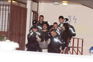 ZAVRŠENA DRAMA NA DORĆOLU! Muškarca (36) koji je pretio da će skočiti policija IZNELA iz stana (FOTO)