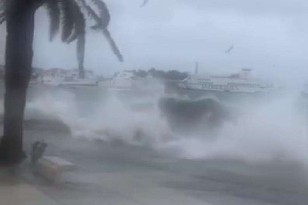 OLUJA NAPRAVILA HAOS PO DALMACIJI: Ogromni talasi udarali u obalu, gomila čamaca se razbila i potonula (VIDEO)