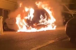 HAOS U SOLUNU: Zapaljen automobil turskog diplomate (VIDEO)