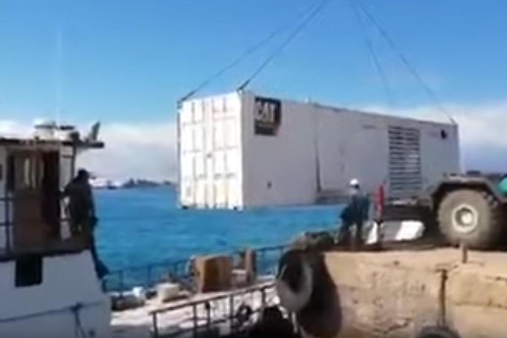KAMERE SNIMILE KATASTROFU: Pukla dizalica dok su utovarivali kontejner, potonuo brod sa 2.200 dizela! (VIDEO)