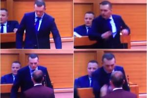 SKANDAL U SKUPŠTINI RS: Ministar policije OŠAMARIO poslanika, sednica prekinuta (VIDEO)
