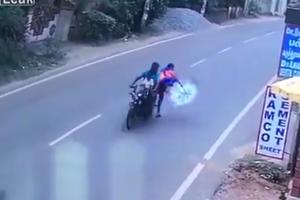 GLUPA IDEJA! Dečko u toku vožnje na motoru otvorio KIŠOBRAN, u sledećem trenutku ležao na betonu bez svesti! (VIDEO)