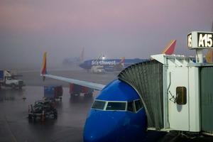 HAOS NA AERODROMU U ČIKAGU: Zbog guste magle otkazani letovi baš na Badnji dan (VIDEO)