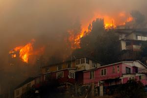 STRAVIČAN POŽAR U ČILEU: Vatra zahvatila Valparaiso! Uništeno najmanje 120 kuća, stanovništvo evakuisano! (VIDEO)
