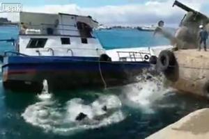 TOTALNA KATASTROFA U JEDNOM POTEZU! Prevrnuli brod, potopili dizalicu, a najgore se desilo na kraju! (VIDEO)