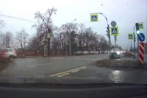 PAPRENA PROBNA VOŽNJA! Žena skupocenim test vozilom sa 160 km/h pokosila semafor i udarila 12 automobila! (VIDEO)