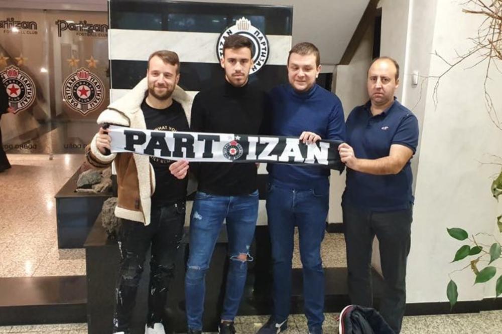 CRNO-BELI MU ISPUNILI SAN: Uroš Knežević potpisao za prvi tim Partizana (FOTO)