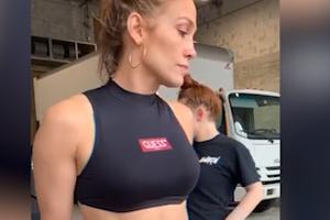 OVA ŽENA JE VANZEMALJAC! Džej Lo vrckala u helankama i kratkoj majici, od njenog izvajanog tela ZASTAJE DAH! (VIDEO)