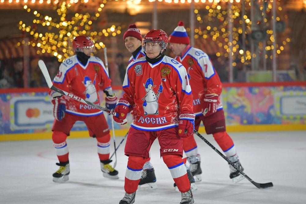 PUTIN U AKCIJI NA LEDU: Zajedno sa Šojguom odigrao hokejašku utakmicu! Evo kako je dominirao na Crvenom trgu FOTO, VIDEO