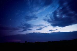 VANZEMALJCI IZNAD RIJEKE: Stanovništvo u panici! 10 izrazito svetlih nebeskih objekat lebdelo na nebu!  (FOTO)
