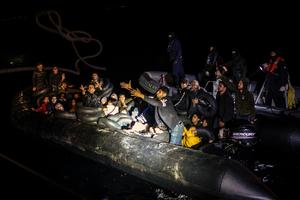 TRAGEDIJA NA ISTOKU TURSKE: Prevrnuo se brodić sa migrantima! Sedmoro se udavilo, 64 spaseno!