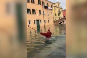 LUDI TURISTA OPSEDNUT SELFIJEM! Snimao se telefonom u potopljenoj Veneciji, pa u trenutku nestao pod vodom! (VIDEO)