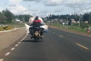 POLICIJO, GDE SI DA KAZNIŠ OVO?! Natovarili motorče preko svake mere i izašli na prometan put! (VIDEO)