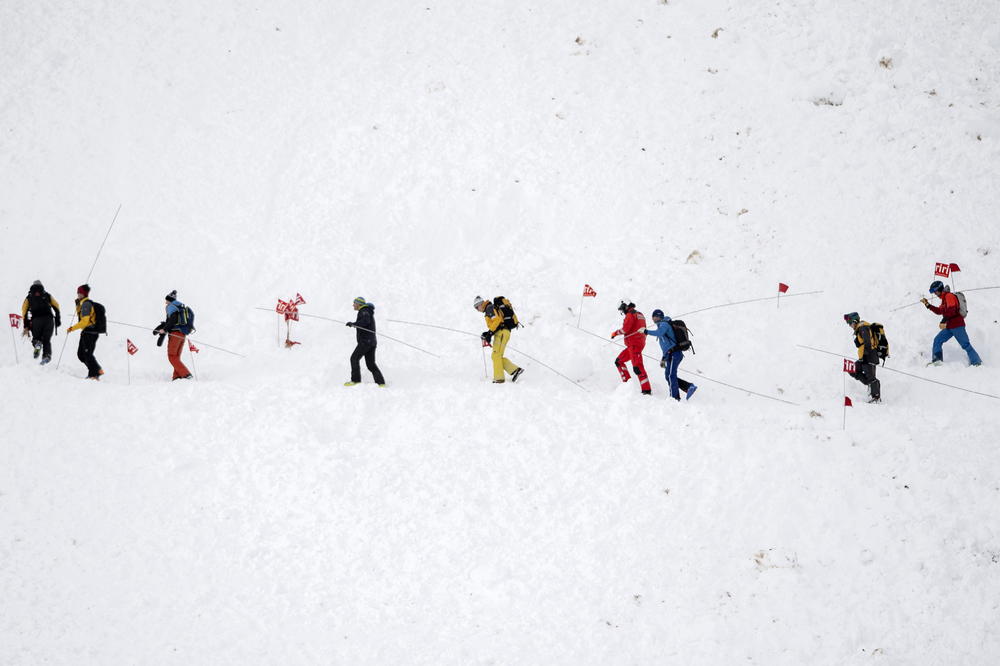 HOROR U AUSTRIJI I ŠVAJCARSKOJ: Lavine zatrpale skijališta, spasioci tragaju za zatrpanim skijašima (VIDEO)